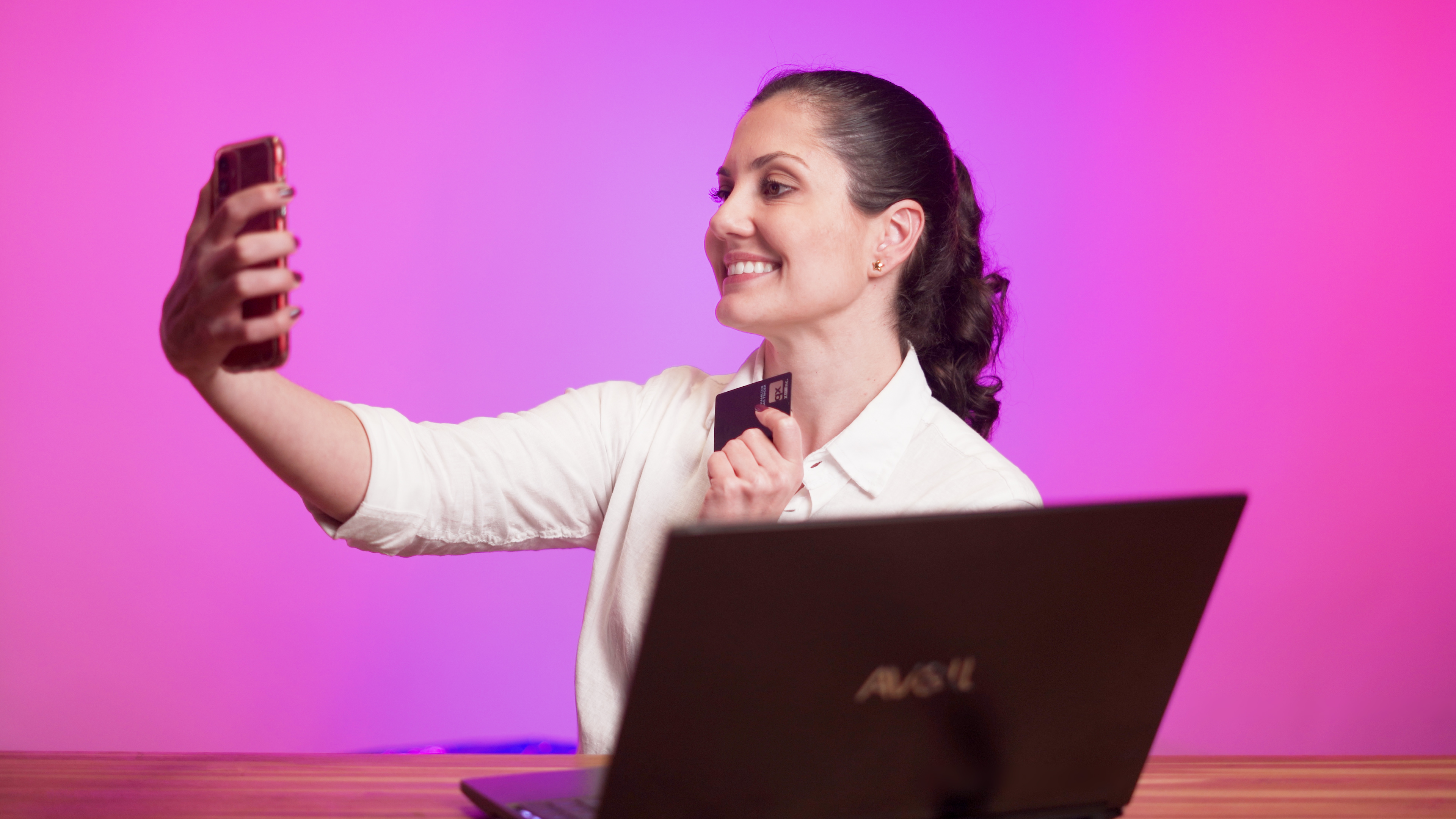 Raquel, representante da Limite na Hora, mostrando o atendimento digital
