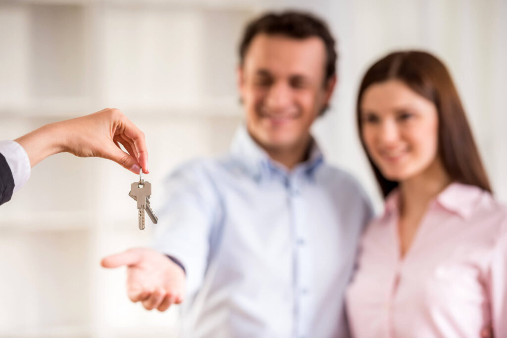 Casal recebendo as chaves após comprar ou alugar um imóvel