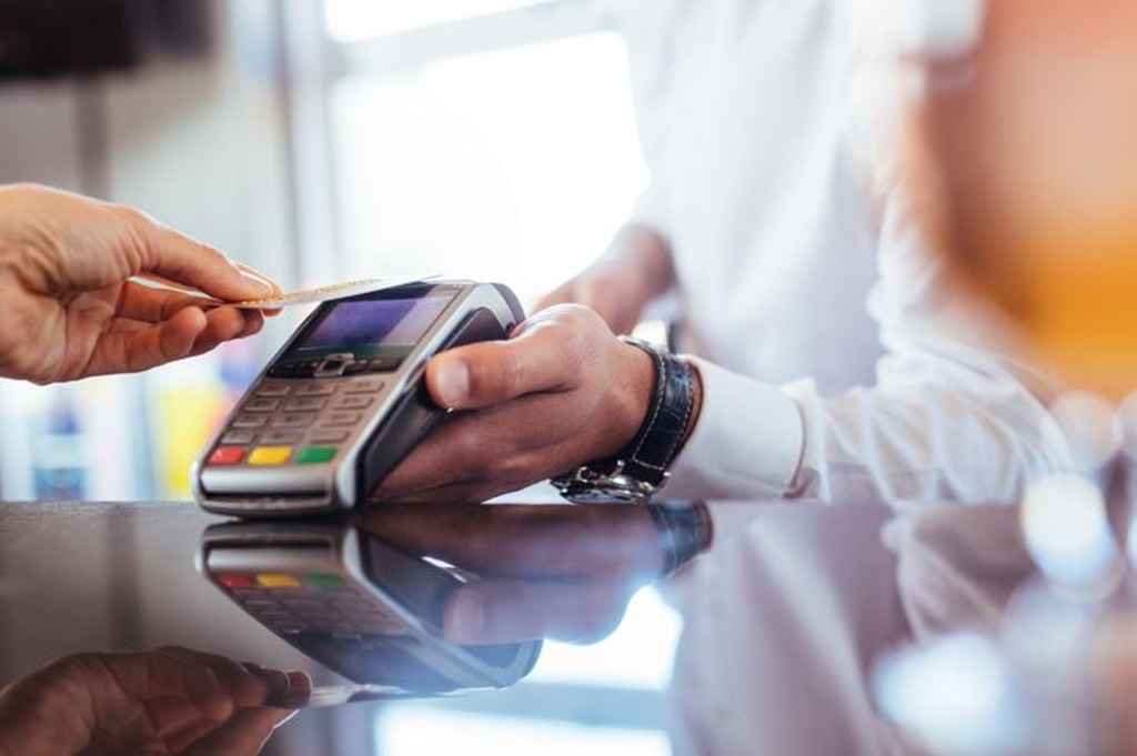 pessoa usando cartão de crédito para negativado para fazer compra na maquininha