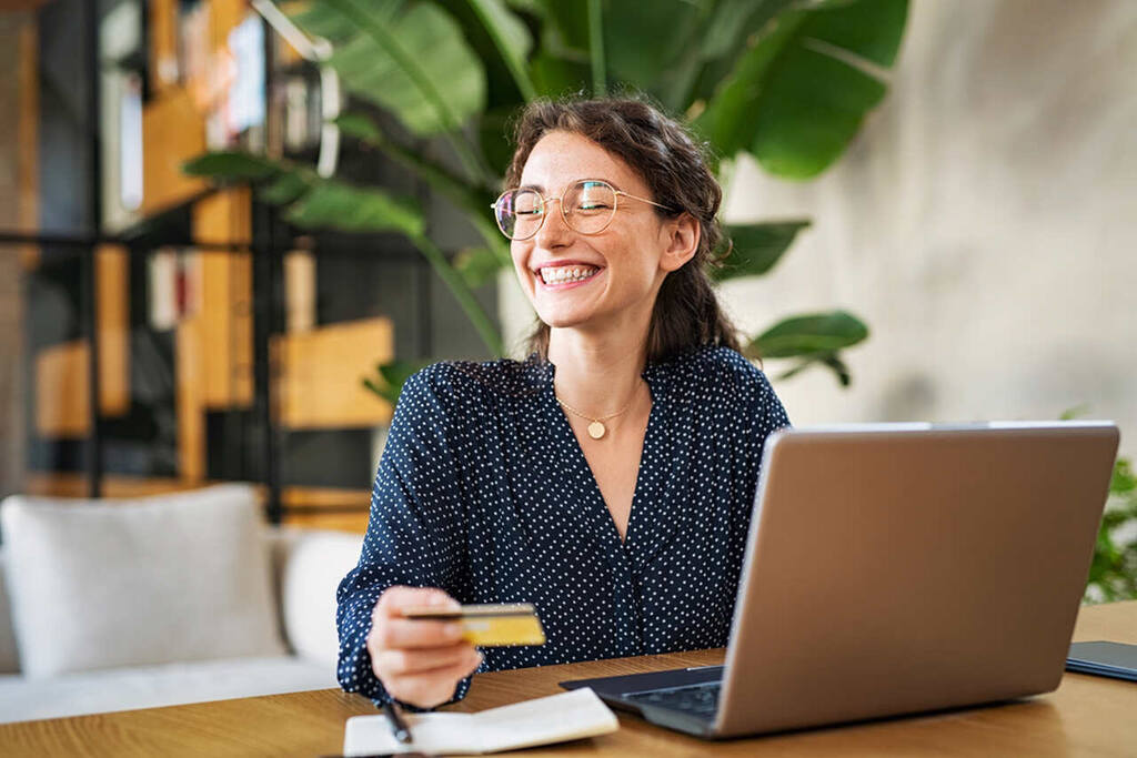 mulher usando um dos tipos de cartão de crédito para fazer compras online