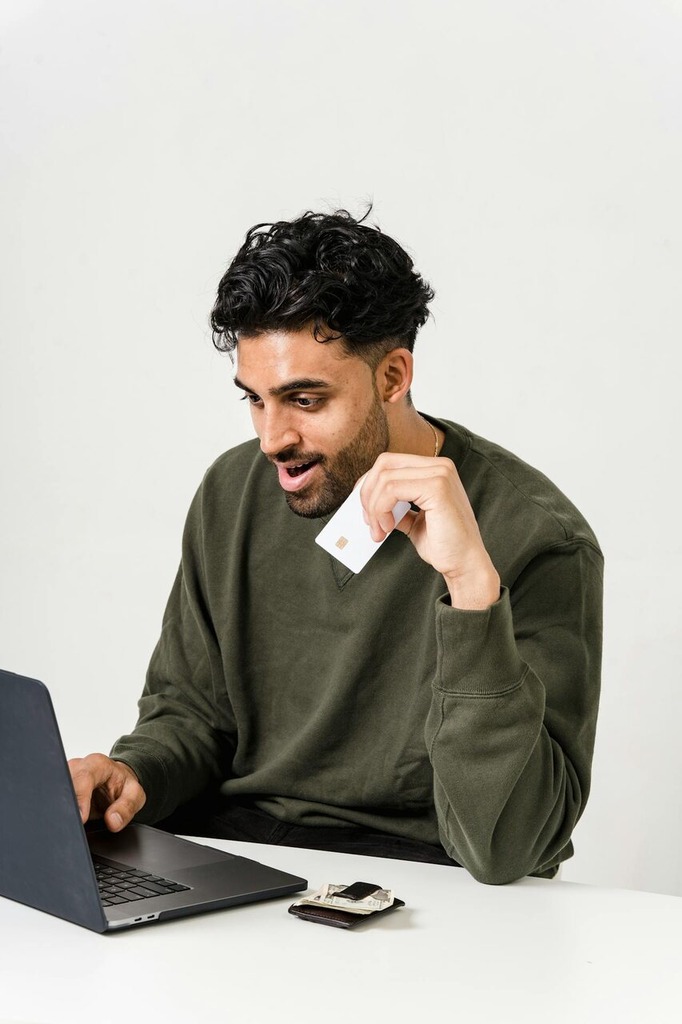 homem solicitando cartão de lojas pelo computador