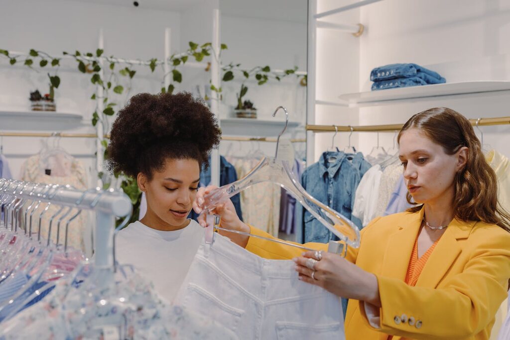 mulheres fazendo compras com cartão de lojas