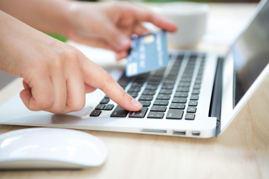 Mão segurando cartão de crédito para empréstimo online