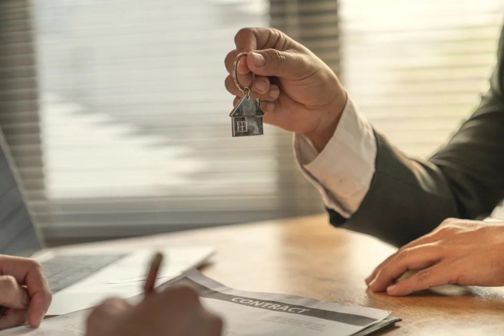 Empréstimo com garantia de imóvel em negociação contratual.