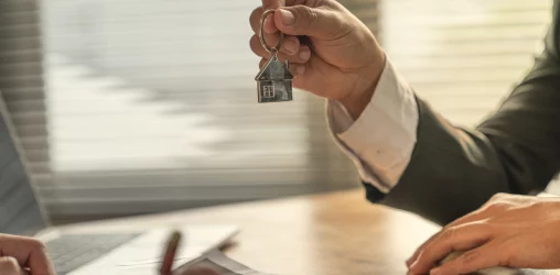 Empréstimo com garantia de imóvel em negociação contratual.