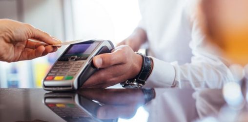 pessoa usando cartão de crédito para negativado para fazer compra na maquininha
