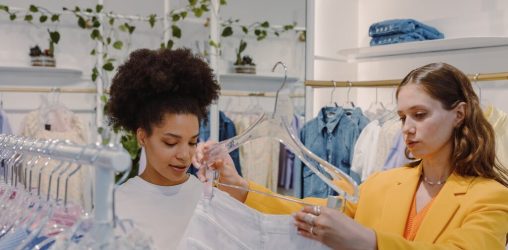 mulheres fazendo compras com cartão de lojas
