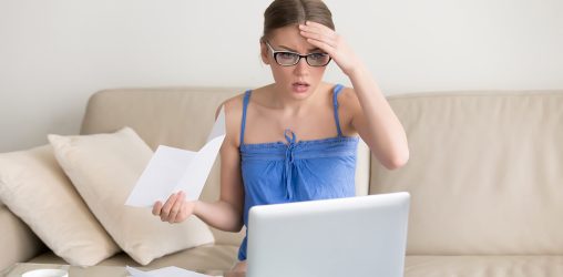 Mulher preocupada tentando descobrir como limpar o nome sujo