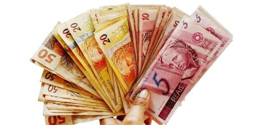 notas de dinheiro representando como sacar dinheiro do cartão de crédito