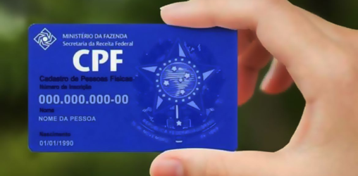mãos de uma pessoa segurando um CPF sem números