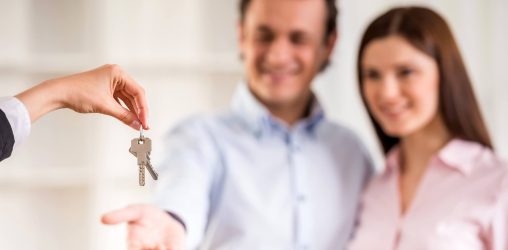Casal recebendo as chaves após comprar ou alugar um imóvel
