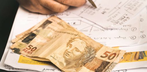 dinheiro emprestado em notas de 50 reais