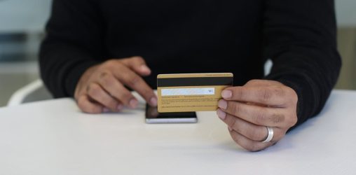 pessoa fazendo empréstimo de 500 reais com cartão de crédito