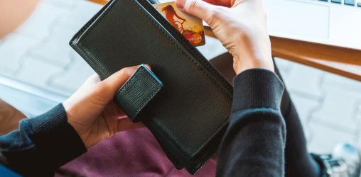 Mulher tirando o cartão da carteira para fazer empréstimo com o cartão de crédito