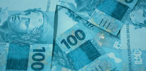 notas de cem, representando o empréstimo de 100 reais