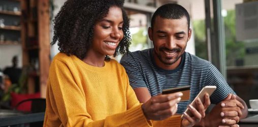 casal fazendo empréstimo de 15 mil no cartão de crédito