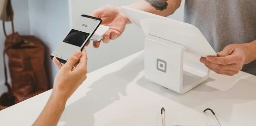 pessoa fazendo transação com cartão virtual, representando o estorno de cartão de crédito
