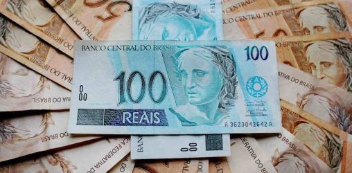 notas de 50 e 100 reais, representando qual é o melhor banco para empréstimo
