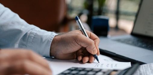 pessoa calculando o custo efetivo total de empréstimo