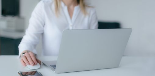 Mulher pesquisando para descobrir se o nome está sujo