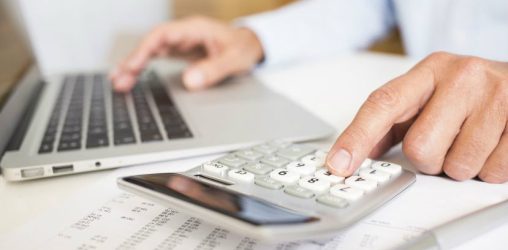 Pessoa calculando as contas para fazer nenegociação de dívidas