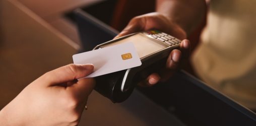 maquininha passando um dos tipos de cartão de crédito
